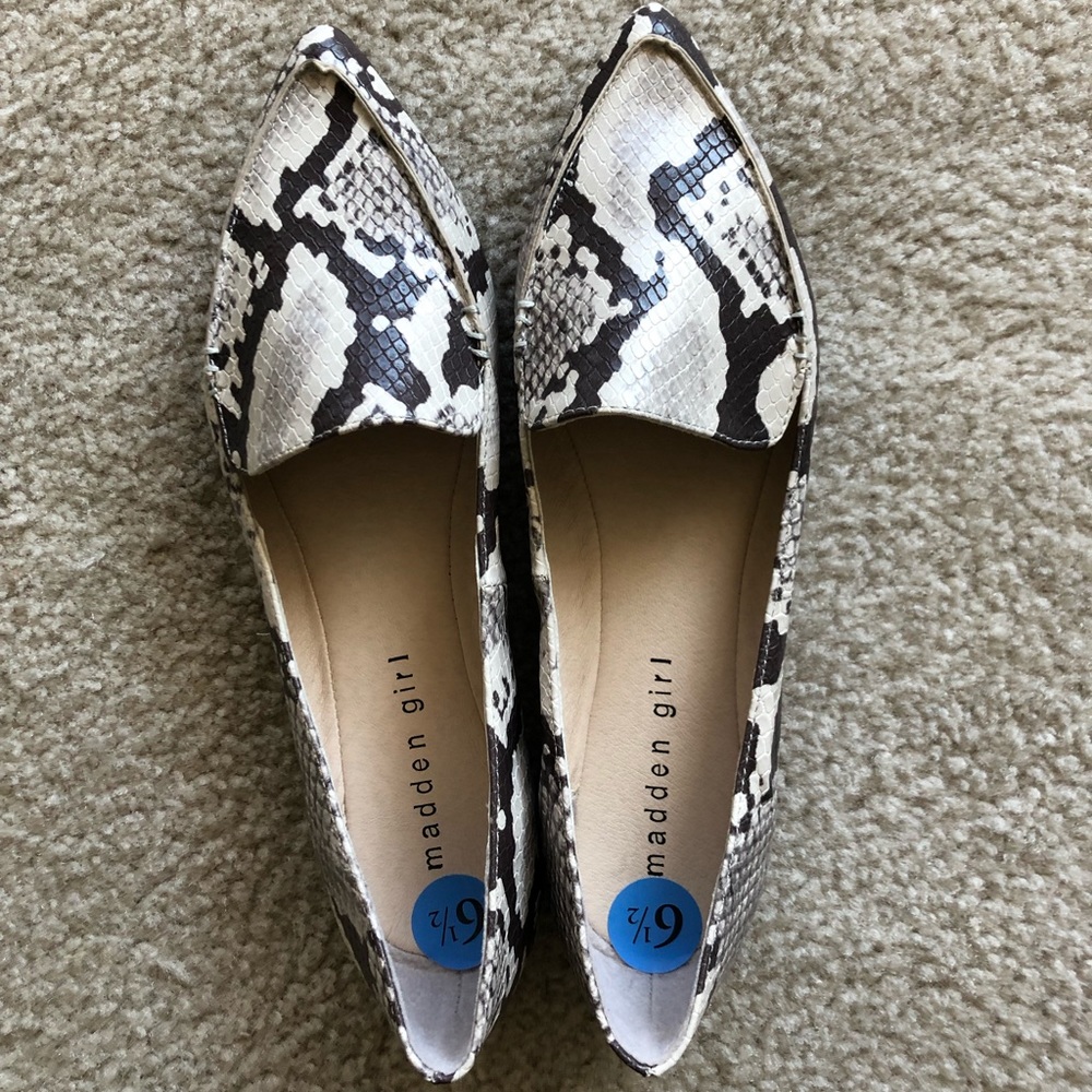 SOLD. Cute & comfy point flats